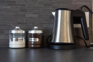 a coffee maker and a thermos on a counter at Casa del sole in Rocchetta Nervina