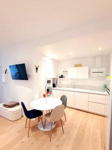 a kitchen and dining room with a table and chairs at Au Détour des Sacres -Hypercentre-Boulingrin in Reims +28 photos