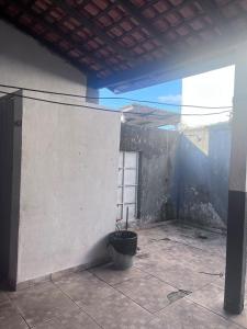 een buitenmuur van een gebouw met een raam bij Condomínio Moradas Club Rios do Pará COP 30 in Ananindeua