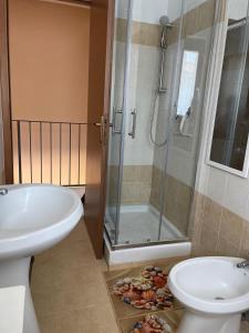 ボルセーナにあるGEM house 30のシャワー、トイレ、洗面台を備えたバスルーム