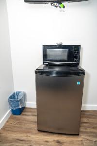a microwave sitting on top of a refrigerator at Rainbow Motel in Douglassville
