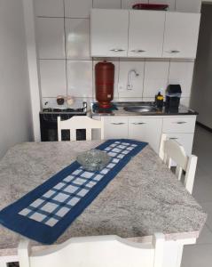 A kitchen or kitchenette at Apto prox Norte shop Br 470 Nei