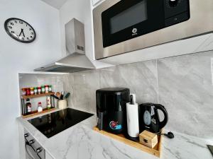 - un comptoir de cuisine avec une cafetière et un réveil dans l'établissement LaCasadelChorro Buenavista del Norte, à Buenavista del Norte