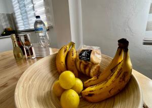 une plaque de bananes et autres fruits sur une table dans l'établissement LaCasadelChorro Buenavista del Norte, à Buenavista del Norte 62 autres photos