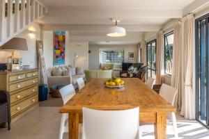 Ruang duduk di Noll View - Stay Waiheke