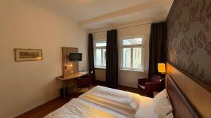 TV a/nebo společenská místnost v ubytování Hotel Am Kornmarkt