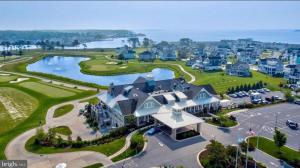 米尔斯伯勒Fabulous on the Fairway!的带湖泊的度假村的鸟瞰图