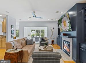 米尔斯伯勒Fabulous on the Fairway!的带沙发和壁炉的客厅