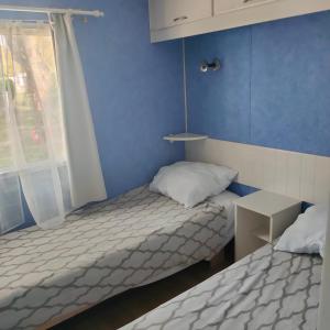 Ένα ή περισσότερα κρεβάτια σε δωμάτιο στο Mobil-home Camping MIMIZAN