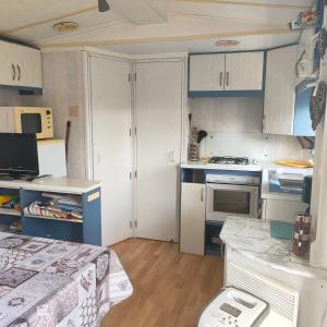 Η κουζίνα ή μικρή κουζίνα στο Mobil-home Camping MIMIZAN