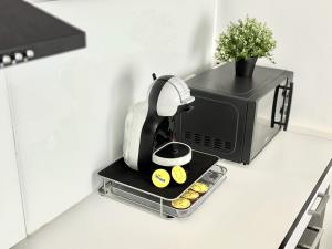a kitchen counter with a toaster and some cupcakes at City-Apartment für Familien 5 Per, 8 Min zum Hbf! in Mönchengladbach