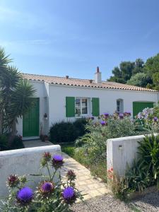 Κήπος έξω από το Maison arborée style Ré proche mer