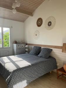 Ένα ή περισσότερα κρεβάτια σε δωμάτιο στο Maison arborée style Ré proche mer