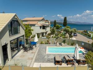 una villa con piscina y una casa en Onar Villa, en Nikiana