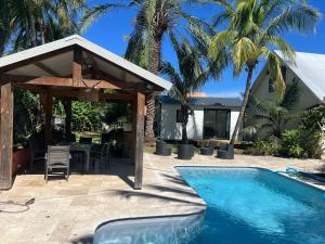 Πισίνα στο ή κοντά στο Bungalow sous les cocotiers