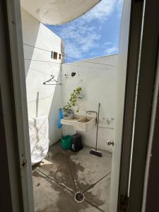 ein Bad mit einem Waschbecken in einer weißen Wand in der Unterkunft Casa Palms in San Francisco