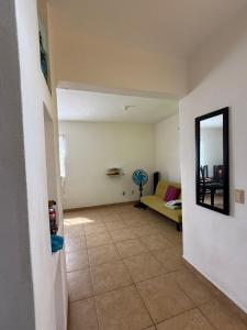 ein Wohnzimmer mit einer Couch und einem Spiegel in der Unterkunft Casa Palms in San Francisco + 3 Fotos