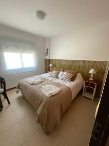 リオ・クアルトにあるCostaneraの大きなベッドとタオル2枚のある寝室 +98枚の写真