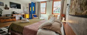 una camera da letto con un letto con due animali di peluche sopra di Solar dos Reis Apartamento Topázio a Ouro Preto