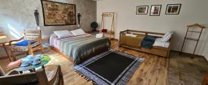 una camera da letto con un letto e un tavolo e una stanza con un tavolo di Solar dos Reis Apartamento Topázio a Ouro Preto