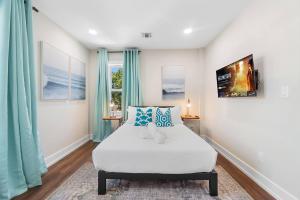 Μια τηλεόραση ή/και κέντρο ψυχαγωγίας στο Summit Suite | Parking | Near NYC & Shops