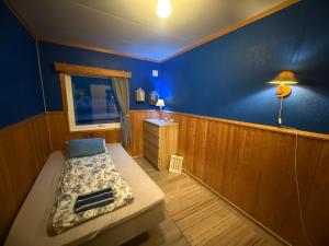 SenjaにあるRifi Senja Houseのベッドと窓のある小さな部屋