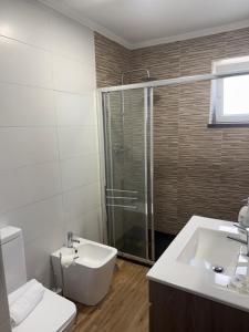 グランドラにあるCasa dos Diogosのトイレ、洗面台、シャワー付きのバスルーム
