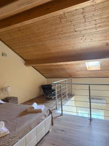 グランドラにあるCasa dos Diogosの木製の天井が特徴のベッドルーム1室(ベッド1台付)