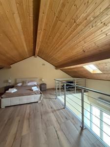 グランドラにあるCasa dos Diogosの木製の天井が特徴のベッドルーム1室(ベッド1台付) +3枚の写真