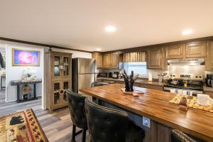 ピジョン・フォージにあるHoneycombs Suite with Hot Tub! Pigeon Forge TNの木造の大きな島のあるキッチン
