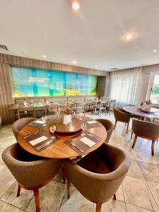 a large dining room with a table and chairs at Flat na Barra da Tijuca-G 1408-3 in Rio de Janeiro