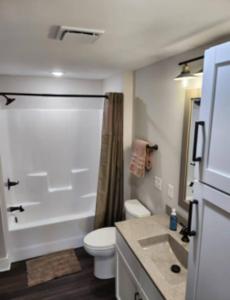 Ένα μπάνιο στο Cherry St Cottage +3 φωτογραφίες