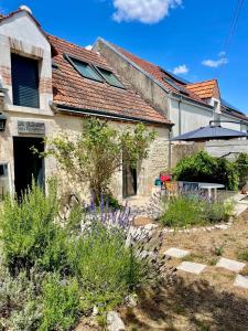 ein Haus mit einem Garten davor in der Unterkunft La Chaumine des Épicuriens Garden Parking in Saint-Hilaire-Saint-Mesmin