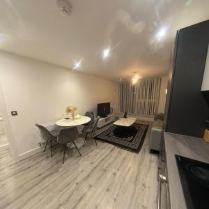 a living room with a table and chairs at Luxurious Apartment Birmingham in Birmingham