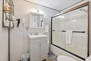 ピジョン・フォージにあるHoneycombs Suite with Hot Tub! Pigeon Forge TNのシャワー、トイレ、洗面台を備えたバスルーム +68枚の写真