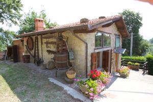 スティーアにあるLa Fagiana - Girasole 13の花の小石造りの家