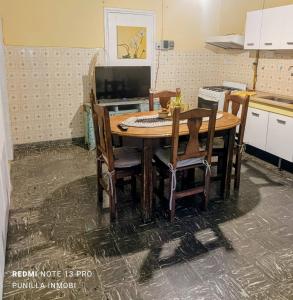 a kitchen with a table and chairs in a room at El Colibrí del Centro 3 in Capilla del Monte