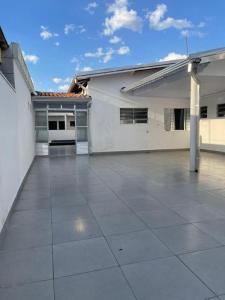 a large empty parking lot in front of a house at Pousada Villa Beach Praia Grande in Praia Grande