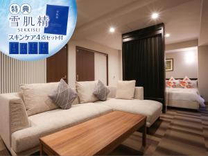 那霸Hotel Naha City -Kokusai Street-的带沙发和床的客厅