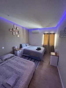 En eller flere senge i et værelse på luz beach home