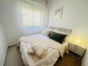 een kleine slaapkamer met een bed met handdoeken erop bij Sun & Salt Lo Pagan in San Pedro del Pinatar +9 foto's