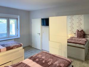 a small bedroom with two beds and a window at Zur Teufelsmauer in Vorwerk Helsungen