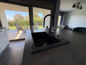una cocina con fregadero en medio de un mostrador en Apartment Villa Anima, en Kostrena