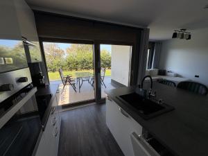 Una cocina con fregadero y vista a un patio. en Apartment Villa Anima, en Kostrena 17 fotos más