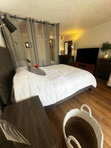 Un dormitorio con una cama blanca grande y una mesa en Studio for 4 people with Pool Jacuzzi Sauna BBQ, en Honolulu 28 fotos más