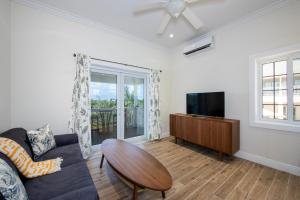 ein Wohnzimmer mit Sofa und Fernseher in der Unterkunft Simple Life Cottage cottage in Governors Harbour