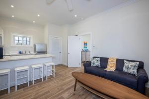 ein Wohnzimmer mit Couch und Küche in der Unterkunft Simple Life Cottage cottage in Governors Harbour