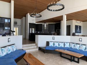 Χώρος καθιστικού στο Sky Beach Club Rock House home