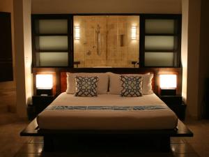 ガバナーズ・ハーバーにあるSky Beach Club Bungalow cabinのベッドルーム1室(大型ベッド1台、ランプ2つ付)