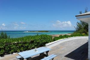 ガバナーズ・ハーバーにあるMed Point homeの海を見渡すデッキに座る青いベンチ